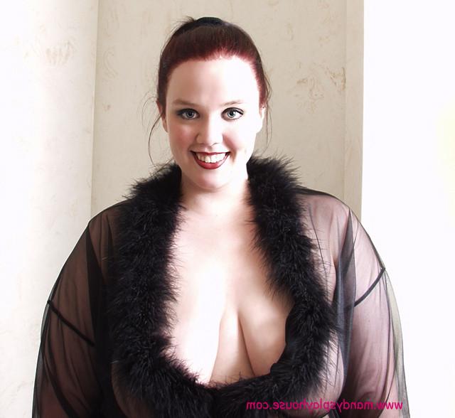15P BBW babe gets bubbly in the bathtub