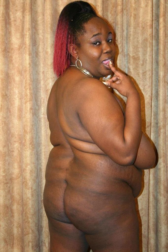 15P Horny ebony bbw loves to tease and posed while playimh with her busty tits