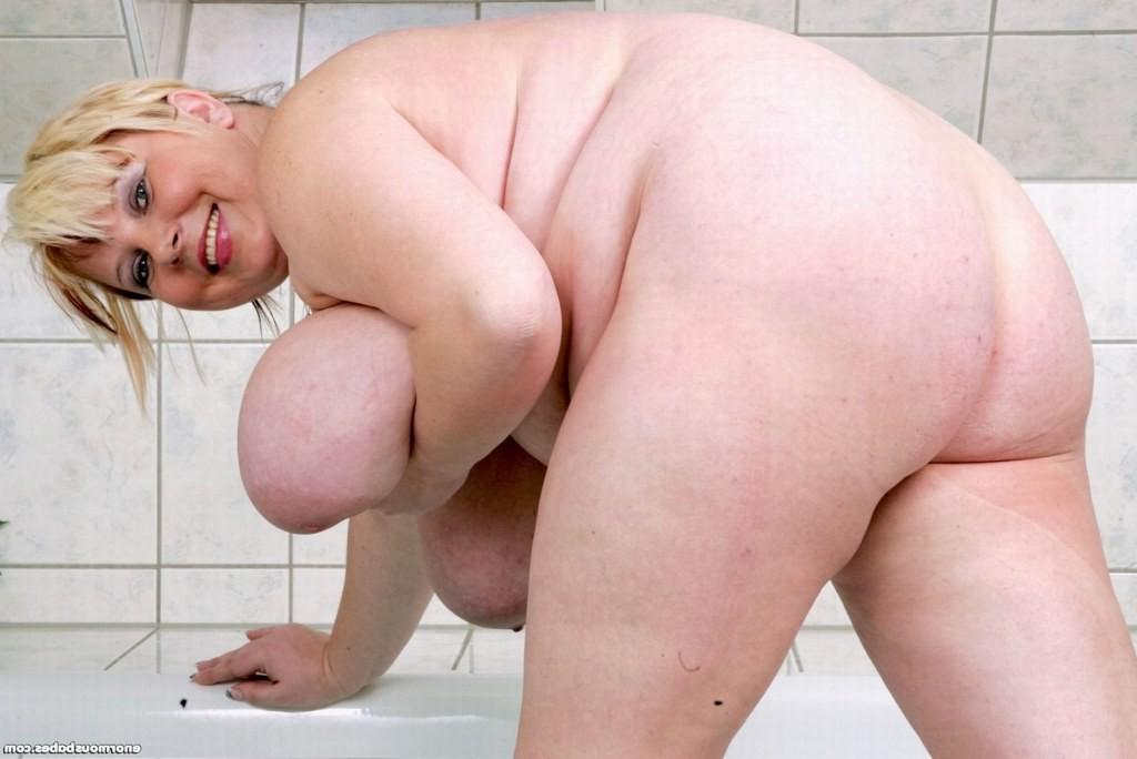 16P Cute blonde bbw with gigantic natural tits plays in the bathtub