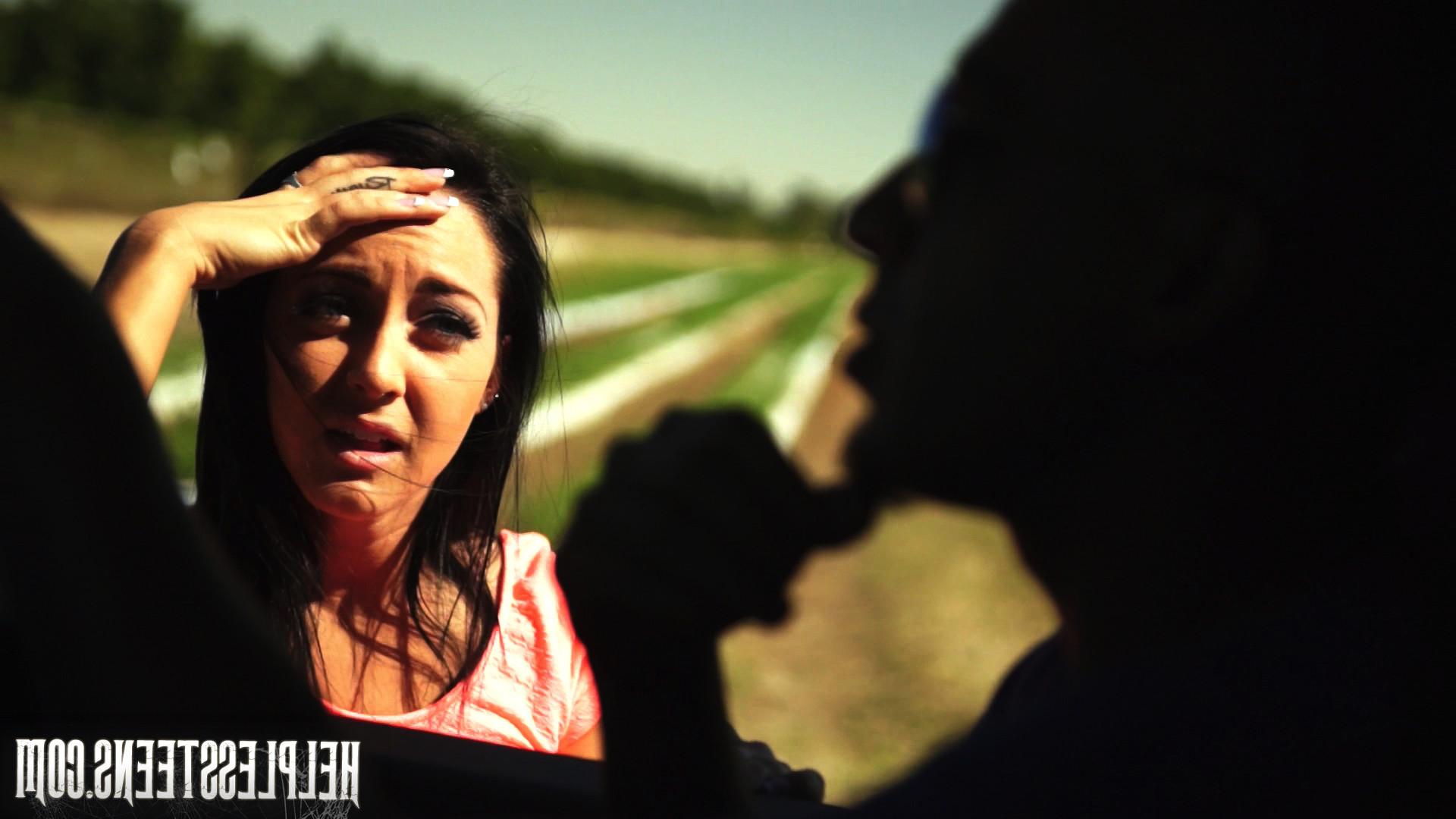 15P Sabrina Banks Endures Outdoor!