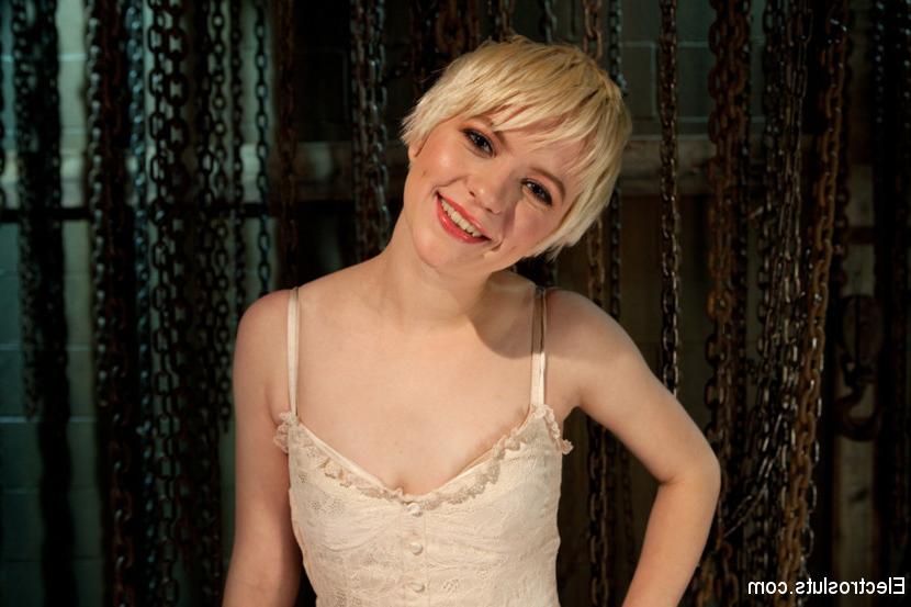 14P porcelain doll feels an elecrtodp