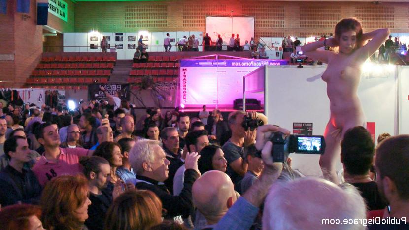 15P Little Whore Draws a Huge Crowd