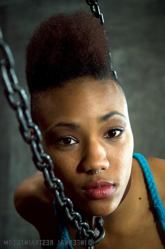 16P Nikki Darling Ebony wird in Lederriemen gefesselt und vibriert