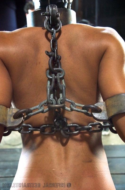 16P Nikki Darling Ebony wird in Lederriemen gefesselt und vibriert