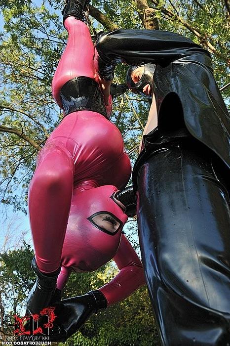 16P Latex Lucy in pink latex sucking cock while hanging upside down