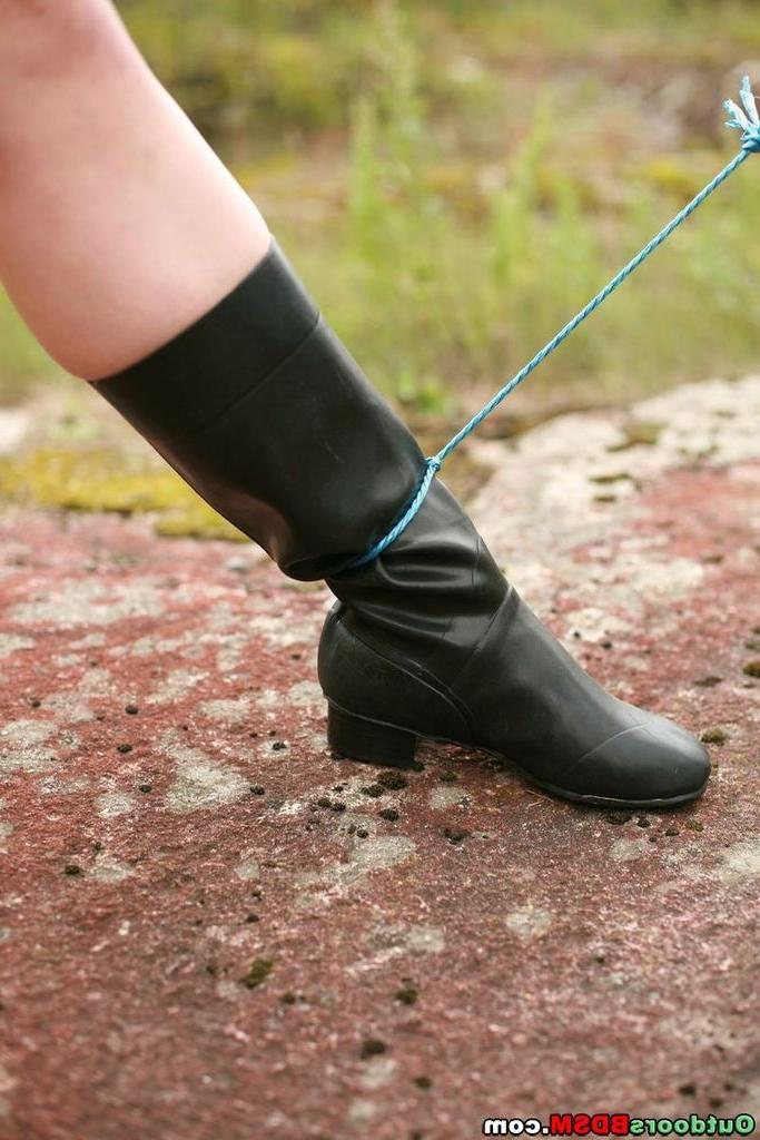 20P Outdoor bondage with rubber boots and wet clothes