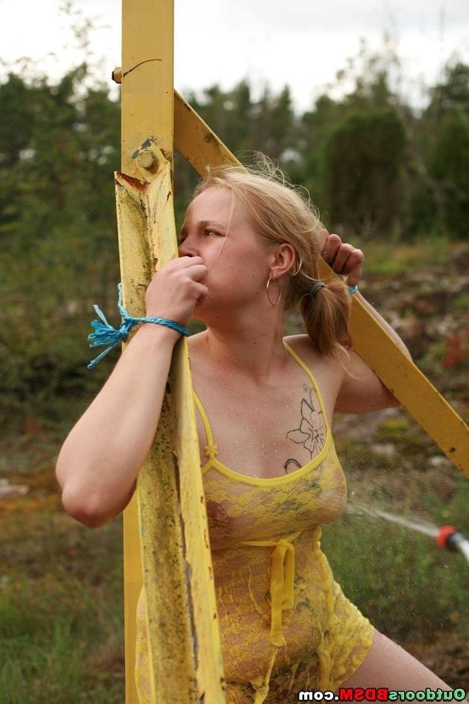 20P Outdoor bondage with rubber boots and wet clothes