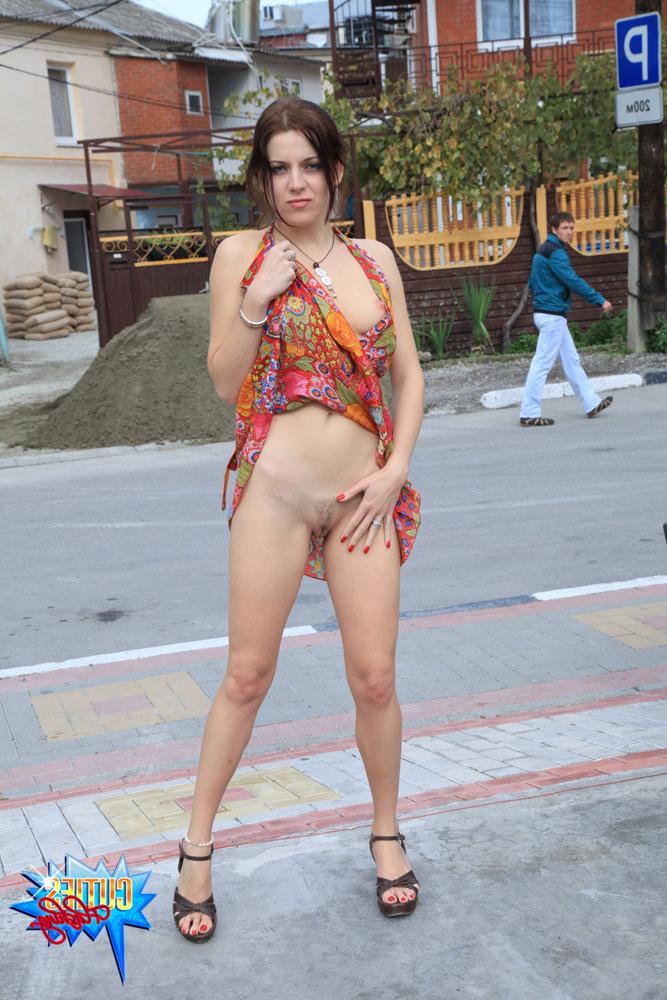 16P Sizzling hot butt flashing in the street in summer