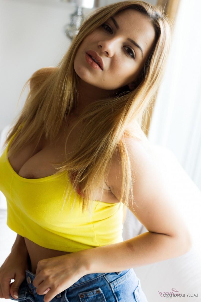12P Big breasted vixen posing topless