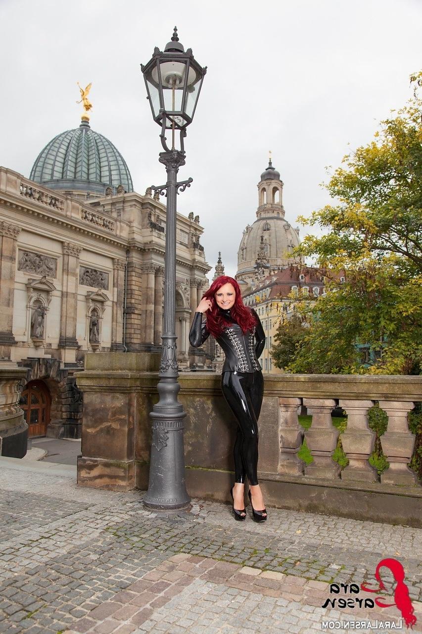 11P Rothaarige in glänzendem Latex