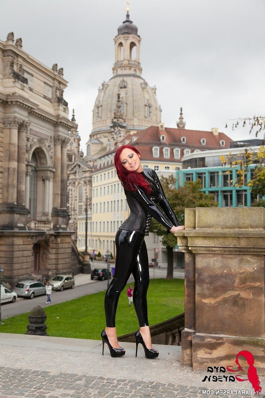 11P Rothaarige in glänzendem Latex