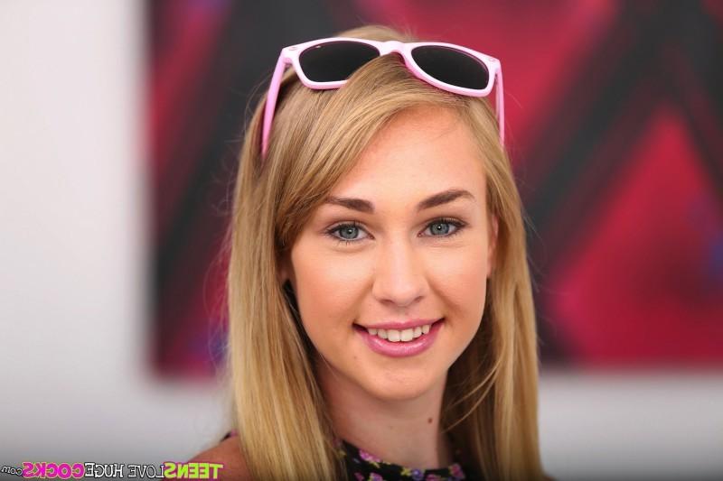 16P Barely legal teen Iggy Amore gets pussy destroyed by a giant coc