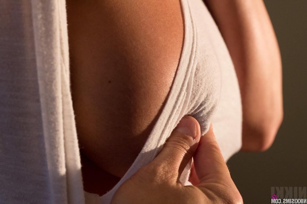 15P Busty Nikki Sims shows off her amazing body in hot close up pics