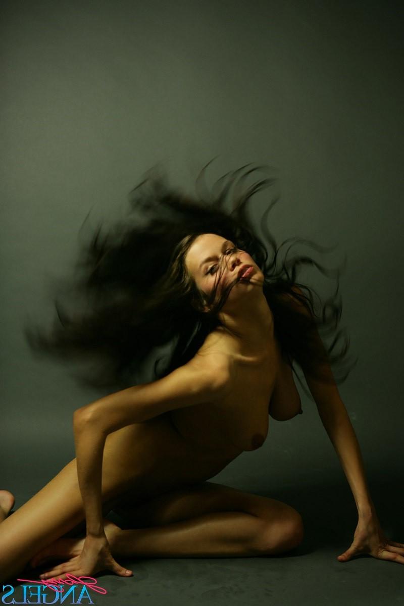 17P Very pretty sexy babe with a rope posing pictures