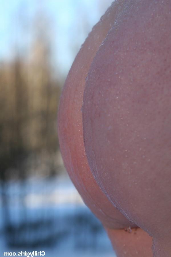 20P Hot girl with big boobs shivering nude in snow