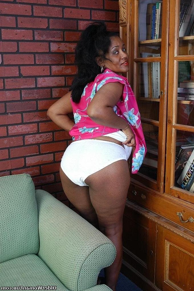 16P Grandma Rayveen exposing her hairy old pussy