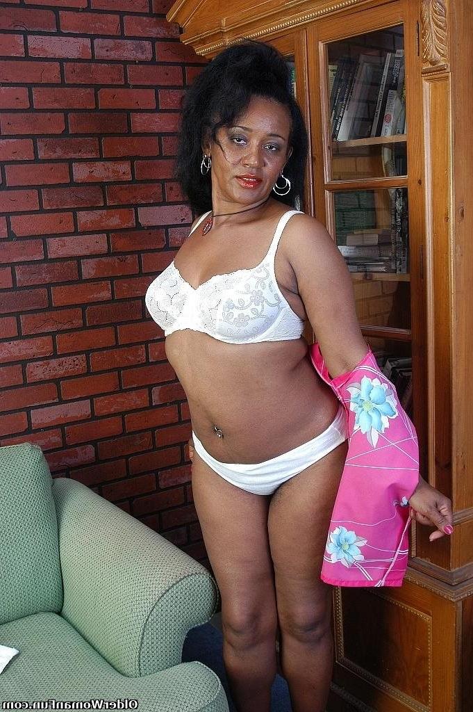16P Grandma Rayveen exposing her hairy old pussy