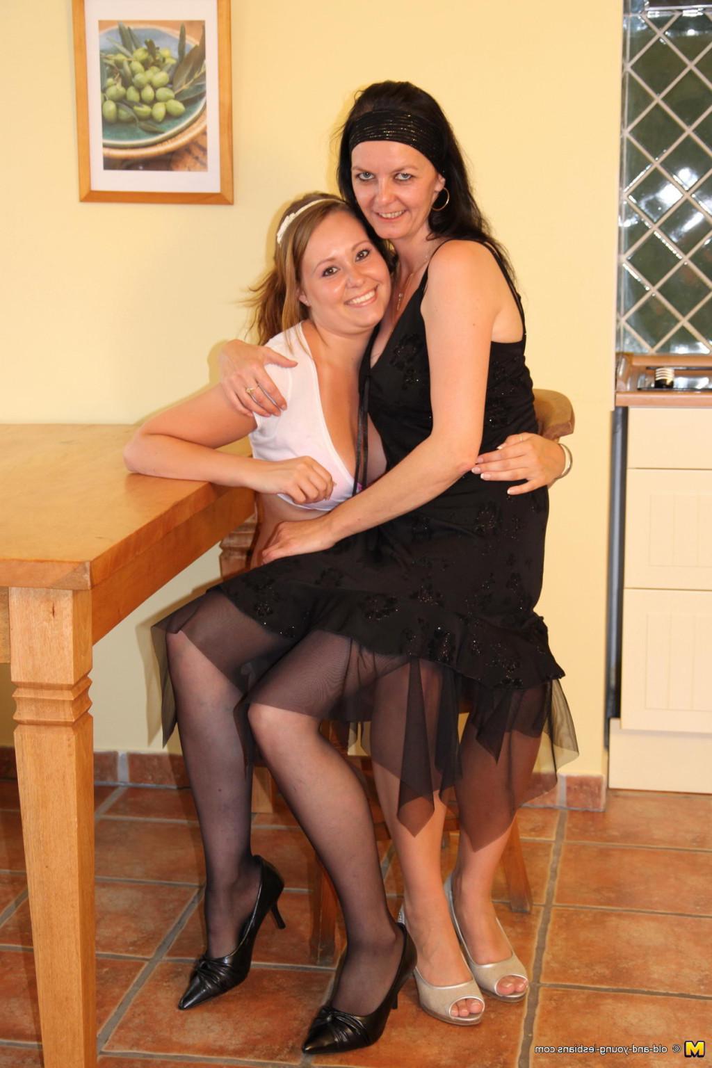 16P Naughty babe lezzin up the older woman next door