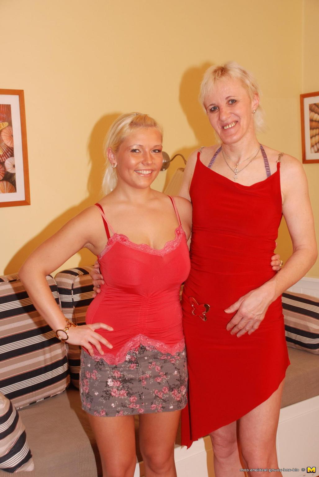 16P Hot babe doing a naughty mature lesbian