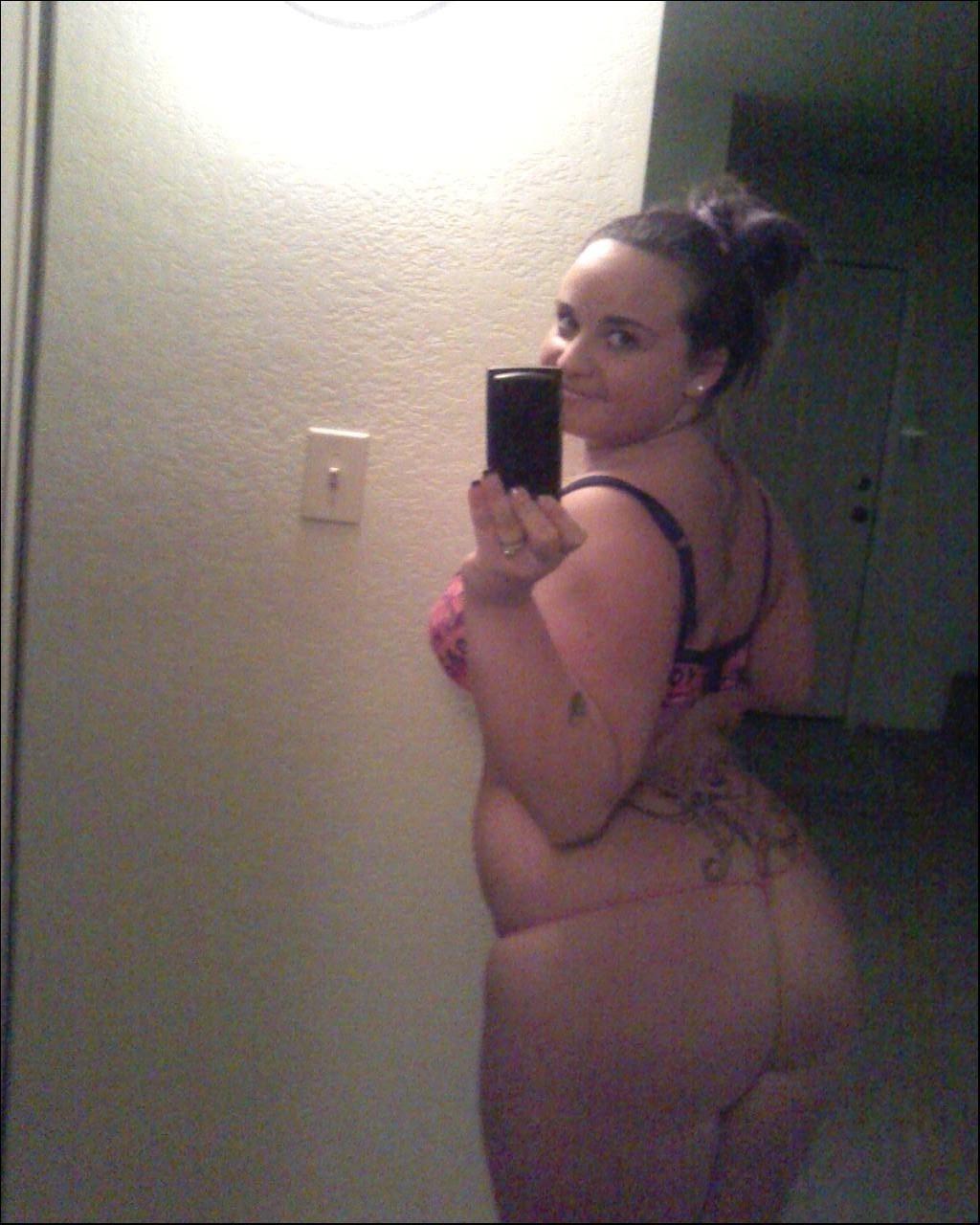 15P Busty bbw girlfriends posing