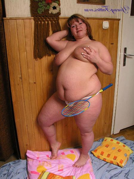 16P Naked young BBW going to play badminton