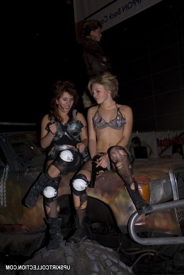 15P Beautiful models sexily pose and unwillingly expose upskirt