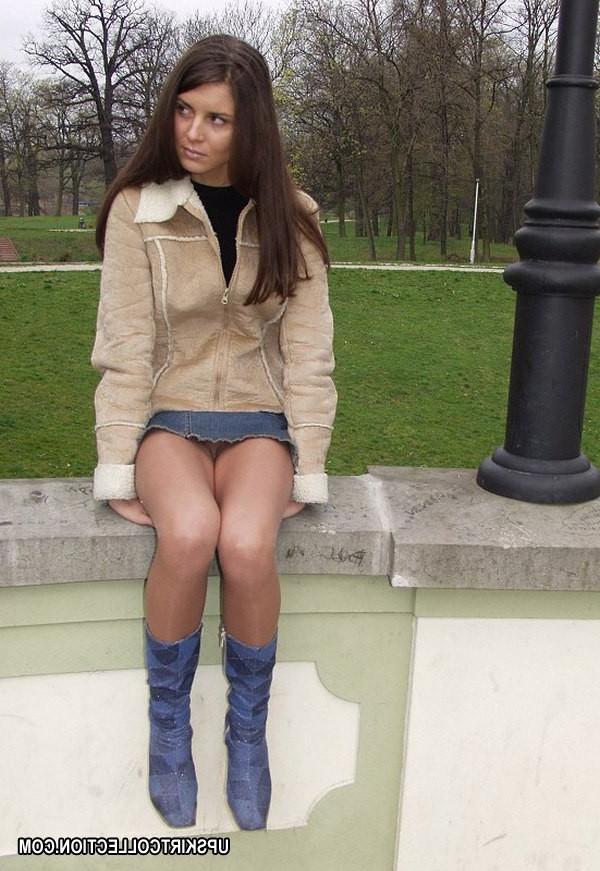 15P Hot babes' upskirt easily seen when they get on hunkers