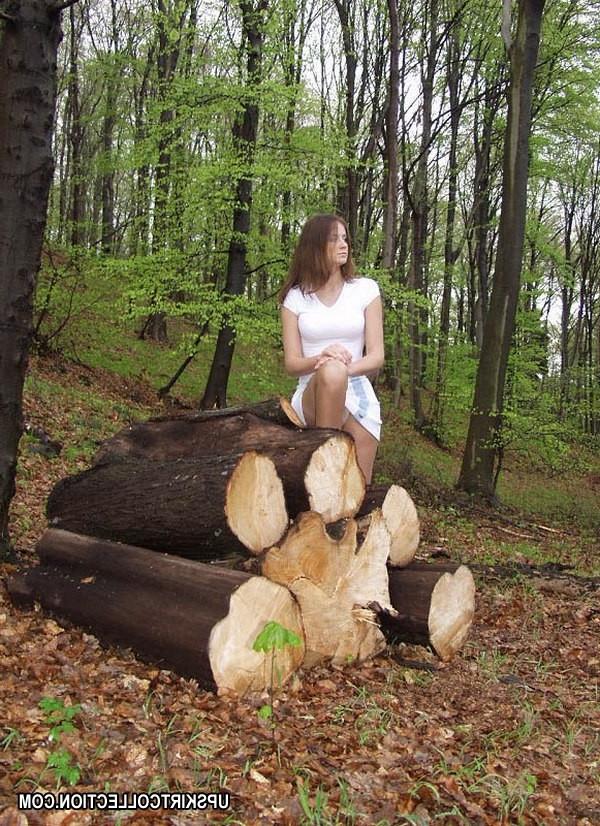 15P Hot babes' upskirt easily seen when they get on hunkers