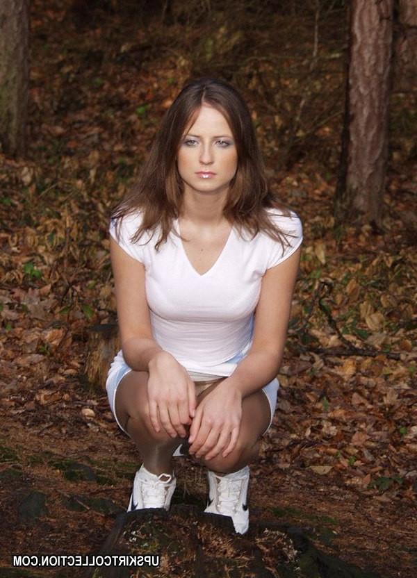 15P Hot babes' upskirt easily seen when they get on hunkers