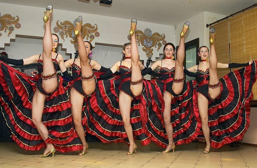 12P Lewd dancers shamelessly demonstrate hot upskirt