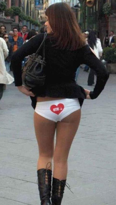 15P Killer upskirt pictures made in the streets
