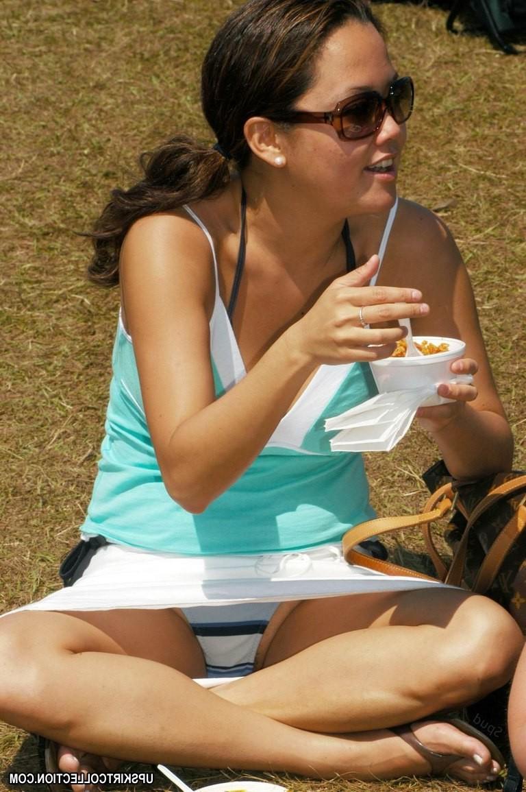 15P Upskirt panty pictures of hundreds of hot unsuspicious girls
