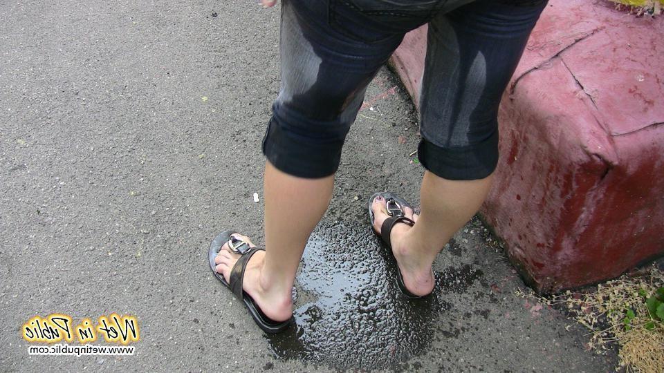 10P Chick in desperate pissing need wets her jeans, feet and the asphalt