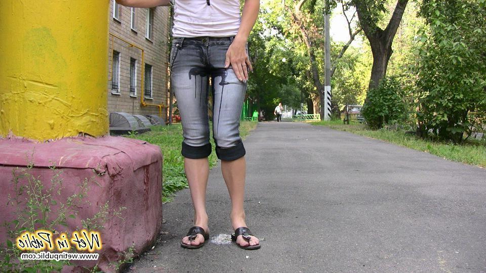 10P Chick in desperate pissing need wets her jeans, feet and the asphalt