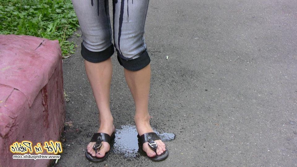 10P Chick in desperate pissing need wets her jeans, feet and the asphalt
