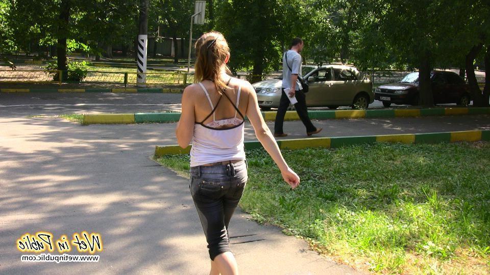 10P Chick in desperate pissing need wets her jeans, feet and the asphalt