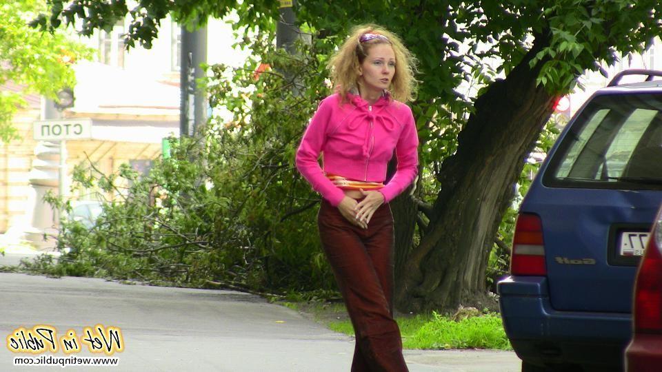10P Real outdoor pissing trouble of a confused babe in the crimson pants