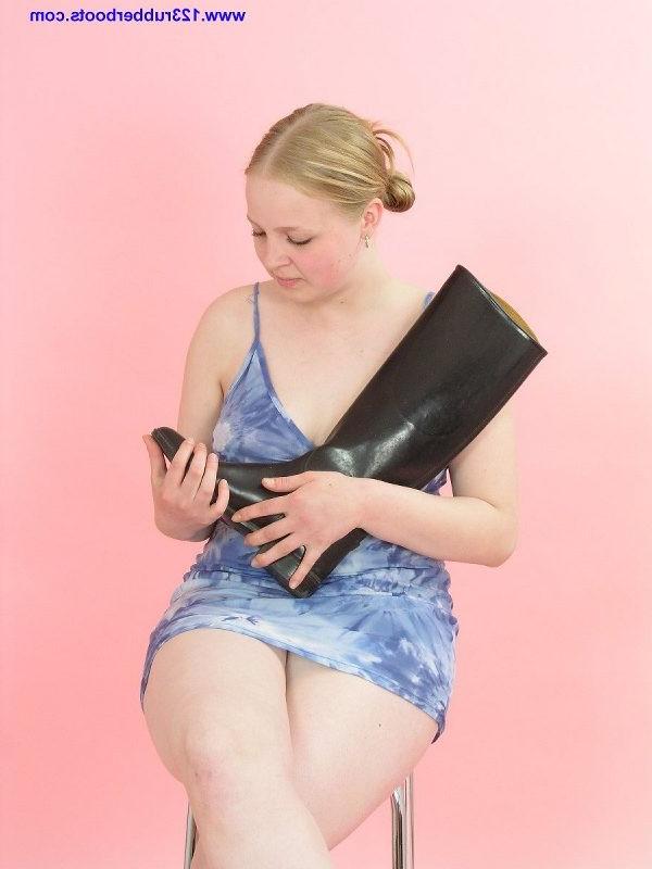 20P Blonde girl with sexy rubber ridingboots