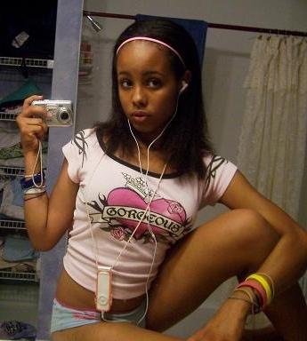 18P Ebony girlfriends pose and suck