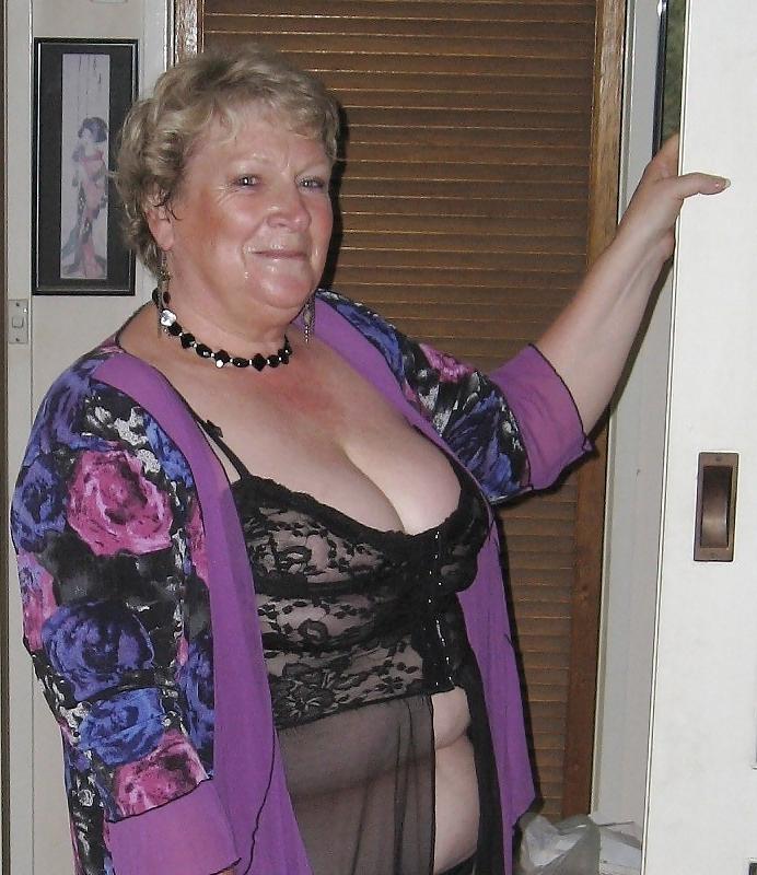 25P Mom in pantyhose