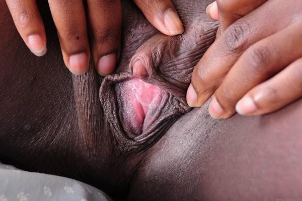 15P Hot ebony babe Sunny shows off her thick pussy lips