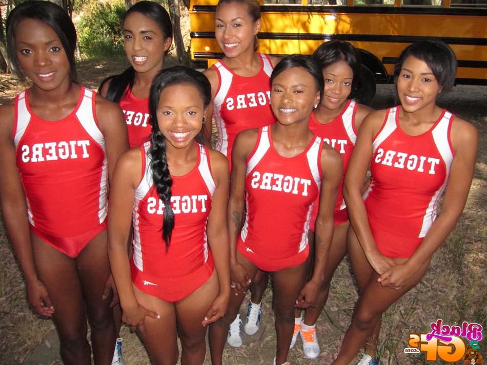 15P 18 year old ebony lesbian GFs flash and eat pussy on school bus