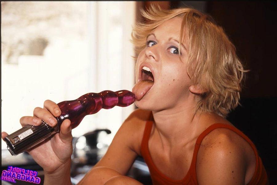 17P Blonde and ebony babes ripping their pussies with dildos
