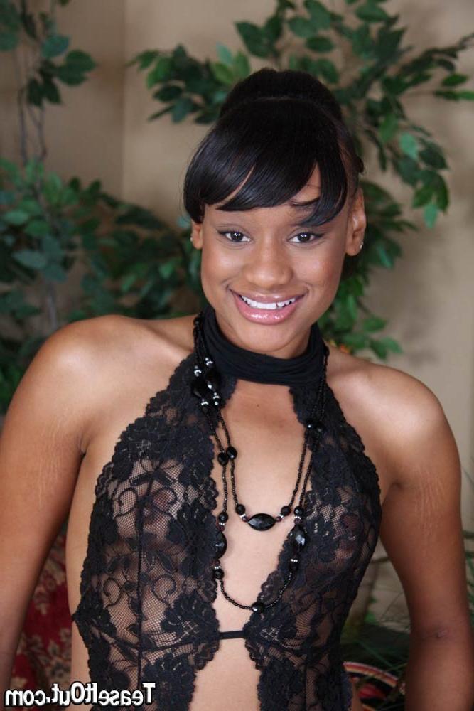 16P Nice ebony blowjobing cock and showing pussy
