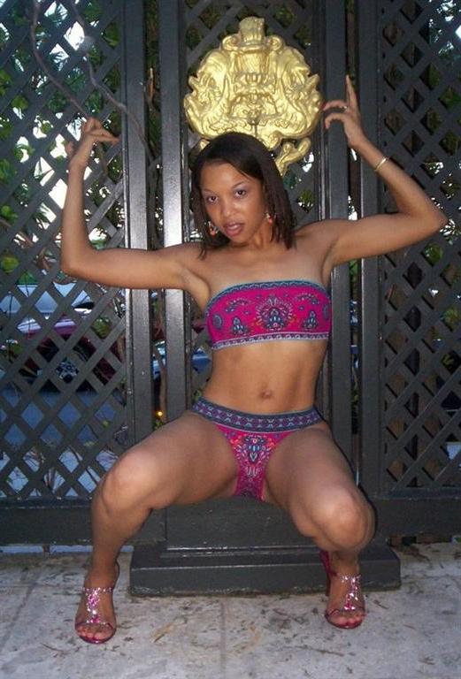 15P Black amateur chicks with awesome bodies posing