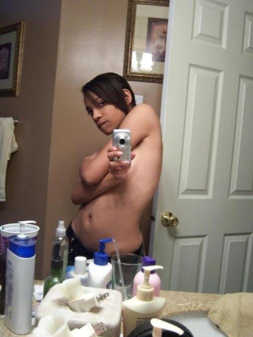 15P Black teen gfs posing for cell phone pics