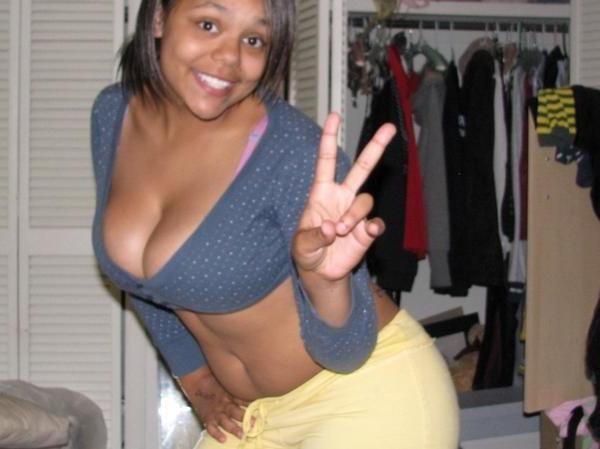 15P Black teen gfs posing for cell phone pics