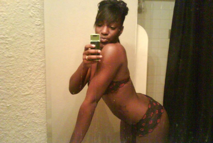 15P Black teen gfs posing for cell phone pics