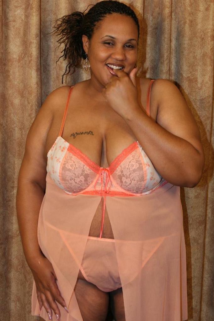 16P Plump ebony Milk Shaker showing off her massive butt and takes pussy poking from