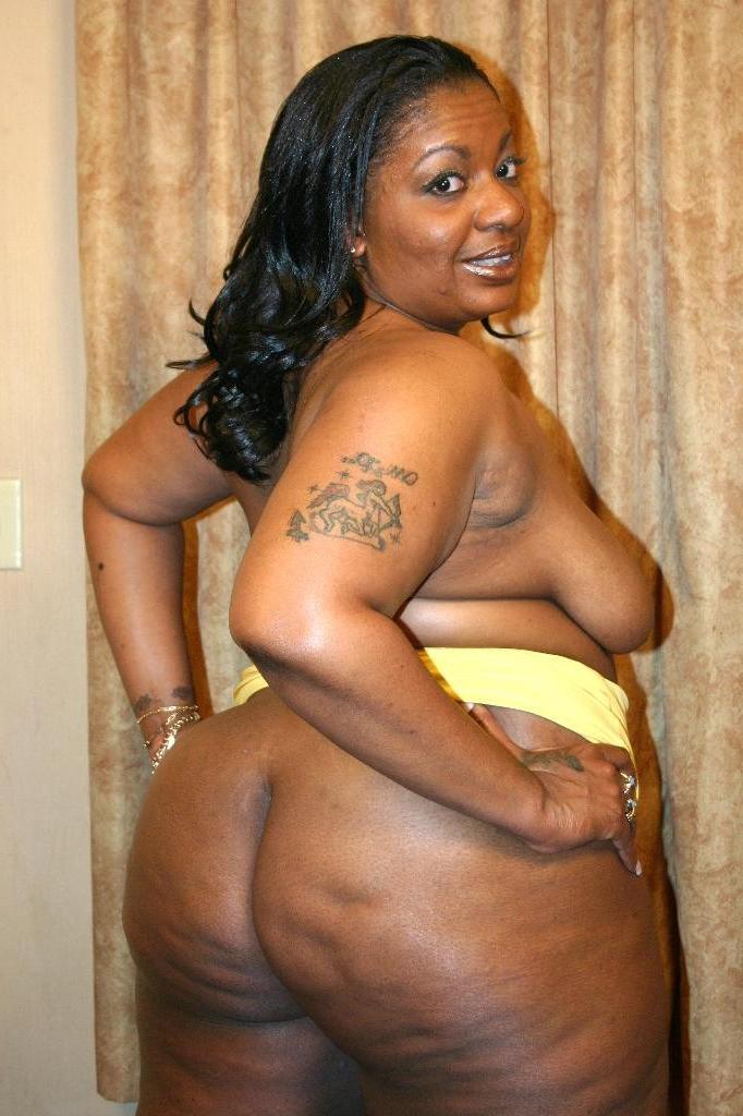 16P Big ebony Carmyell spreading her thick black thighs to take cock thrusting in he